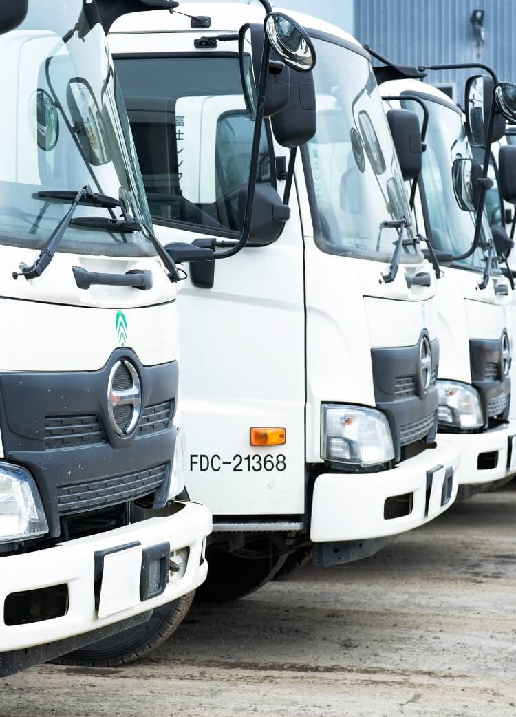 トラックが並んでいる